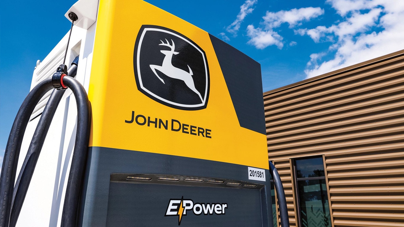 Közeli kép egy John Deere E-Power töltőállomásról
