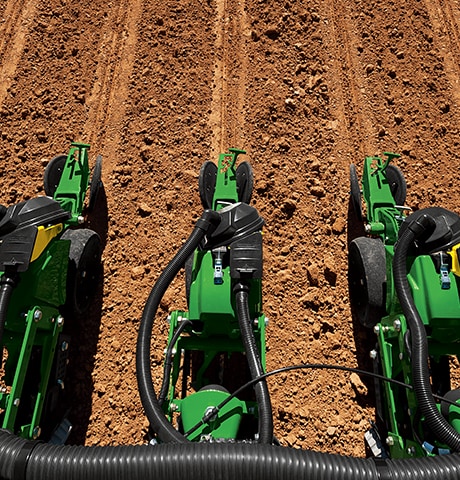 Ültetés és vetés a szántóföldön egy John Deere 1700-as sorozatú szemenkénti vetőgéppel