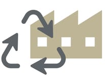 Az újrahasznosítást jelző három nyíl logója egy épületcsoport fölött