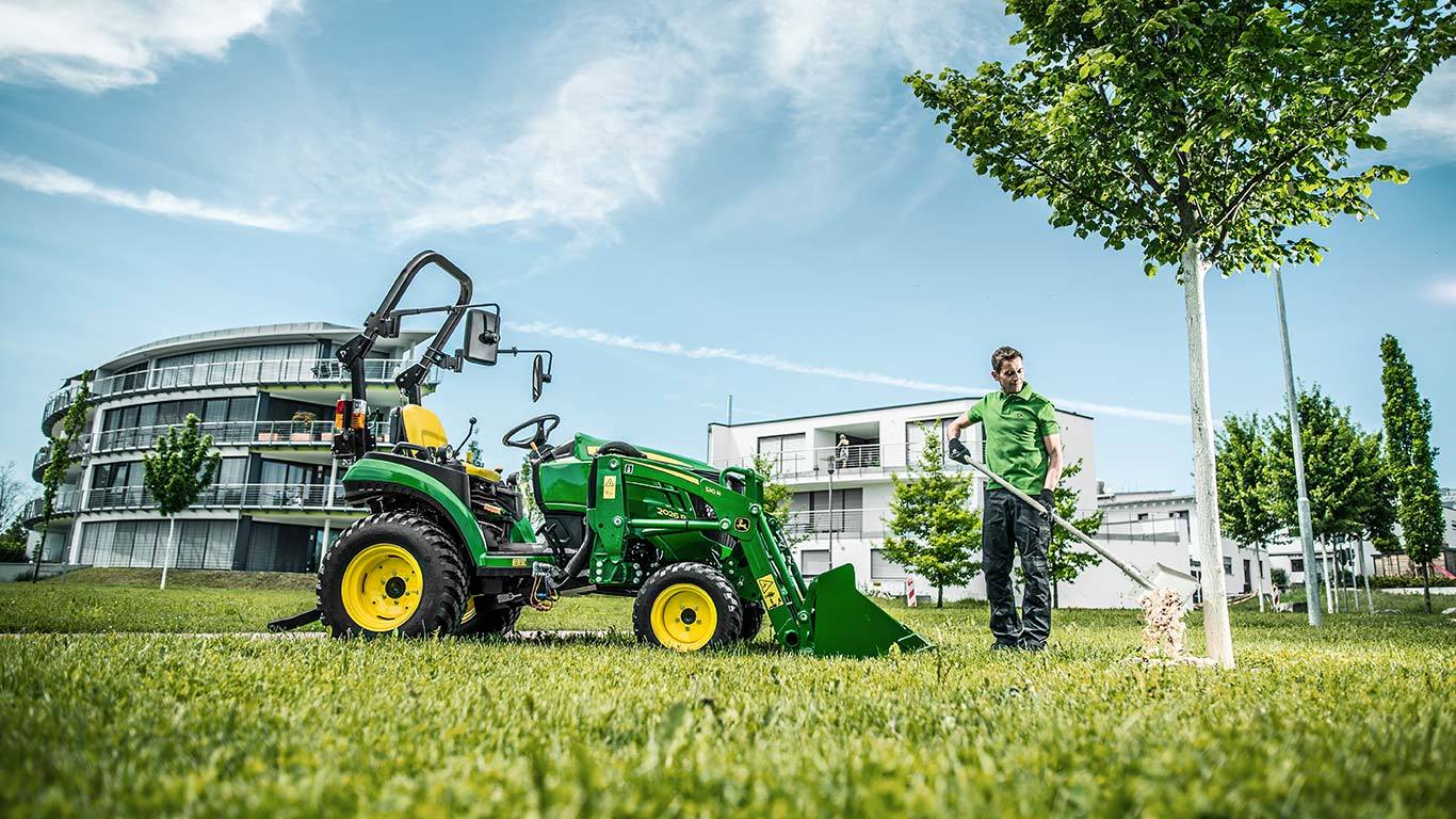 Kompakt többcélú traktor 120R rakodóval