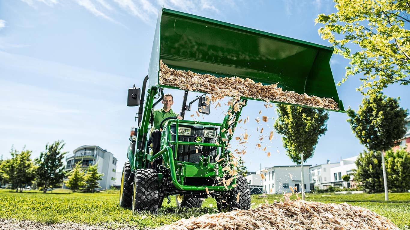 Kompakt többcélú traktor 120R rakodóval