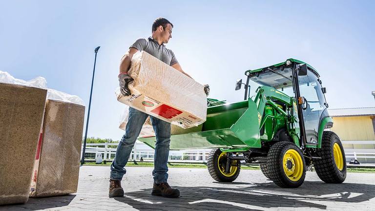 Kompakt többcélú traktor 220R rakodóval