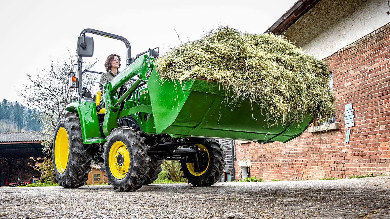 Kompakt többcélú traktor 300E rakodóval
