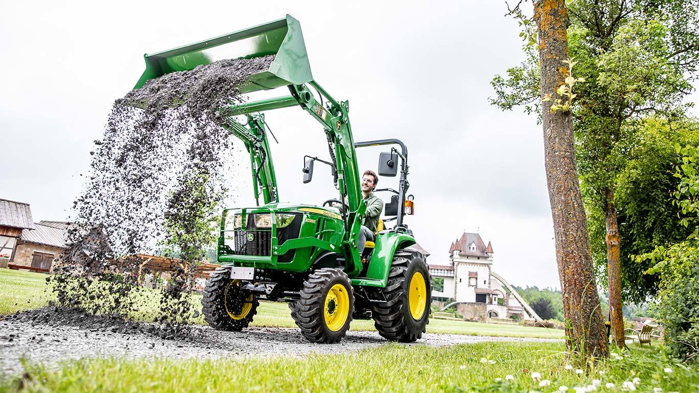 Kompakt többcélú traktor 300E rakodóval