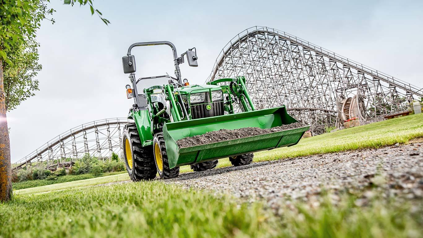 Kompakt többcélú traktor 300E rakodóval