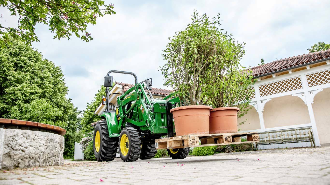 Kompakt többcélú traktor 300E rakodóval