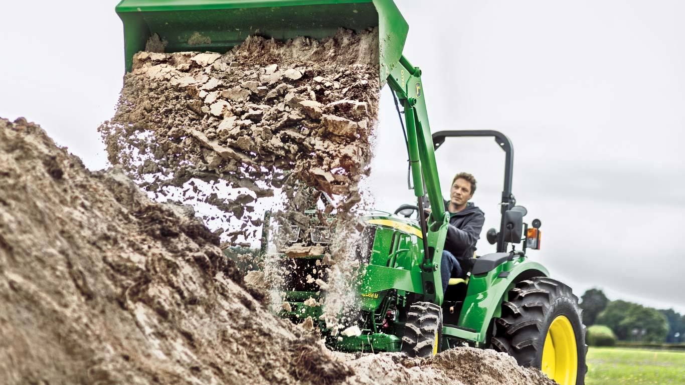 Kompakt többcélú traktor 400E rakodóval