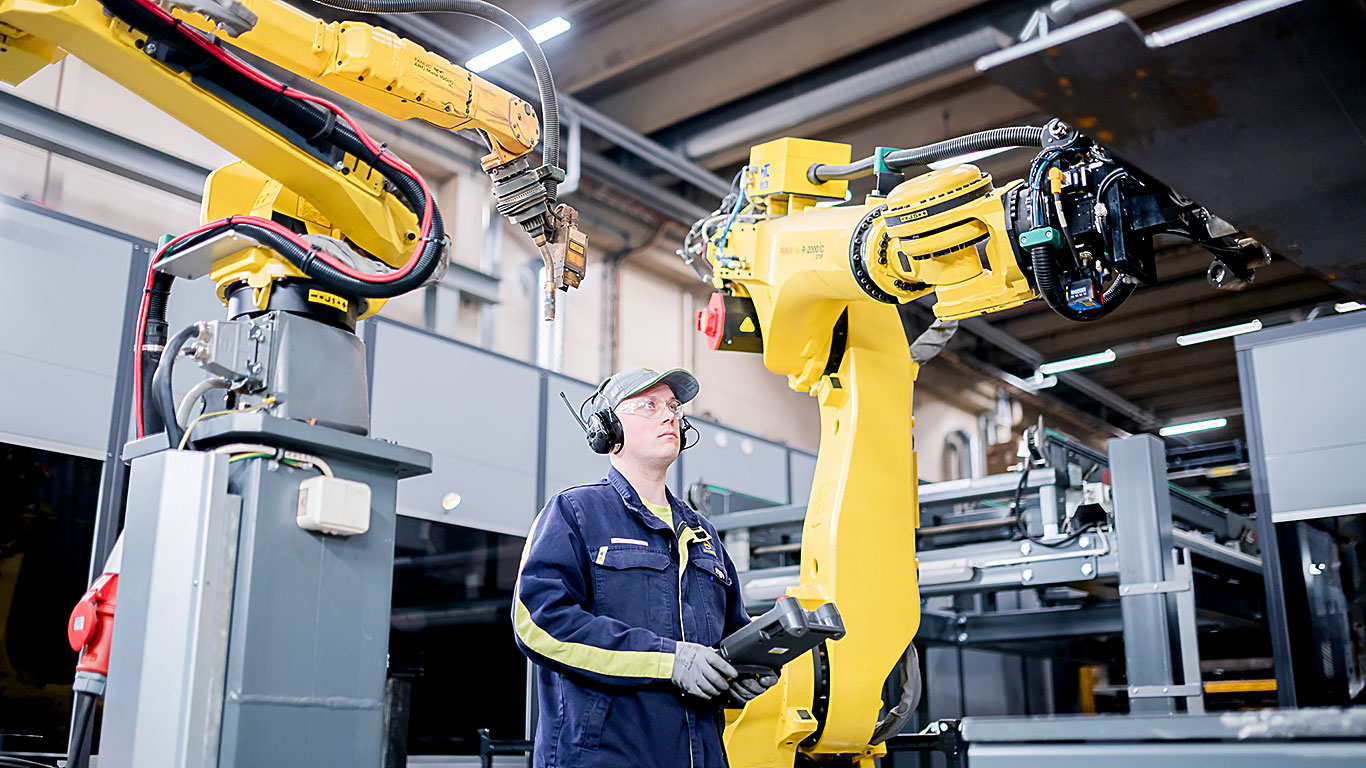 Jarkko Tuononen robotot vezet a gyárban