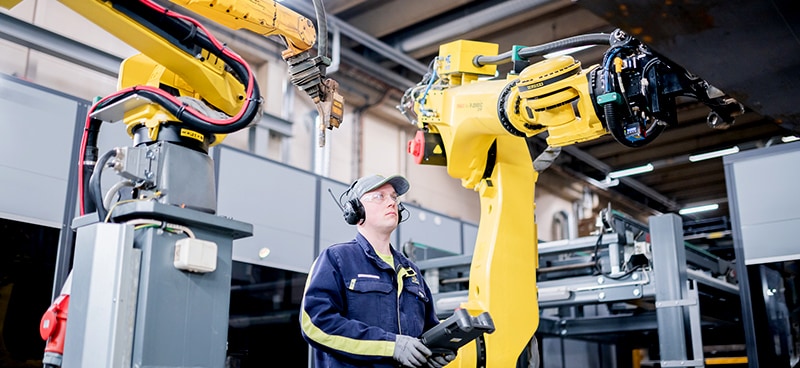 Jarkko Tuononen hegesztő ellenőrzi a hegesztőrobot pályáit.