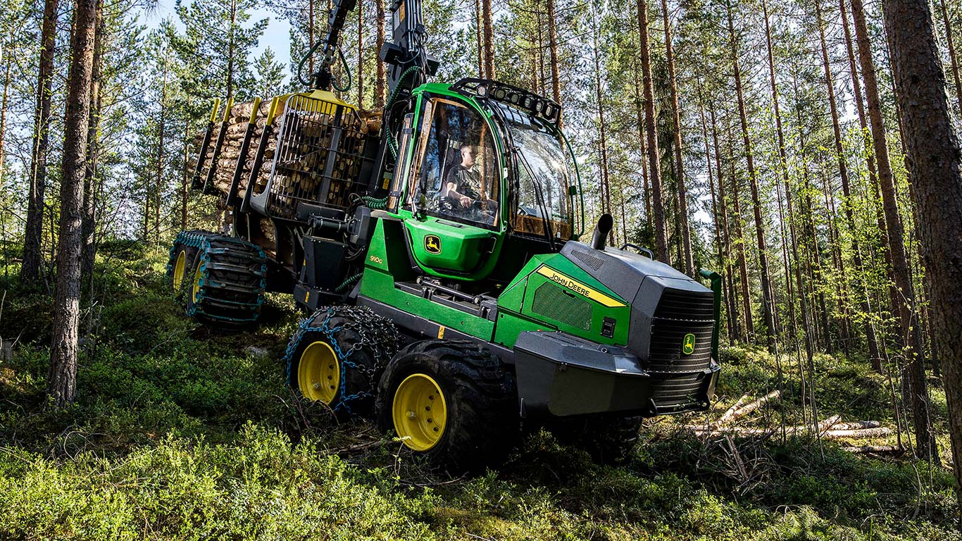 John Deere 910G az erdőben