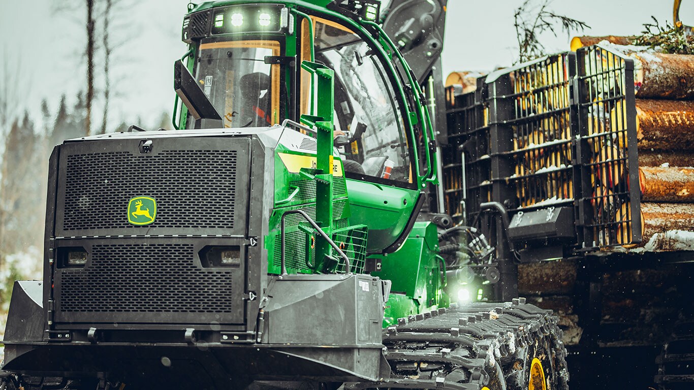 John Deere fakihordó gép az erdőben