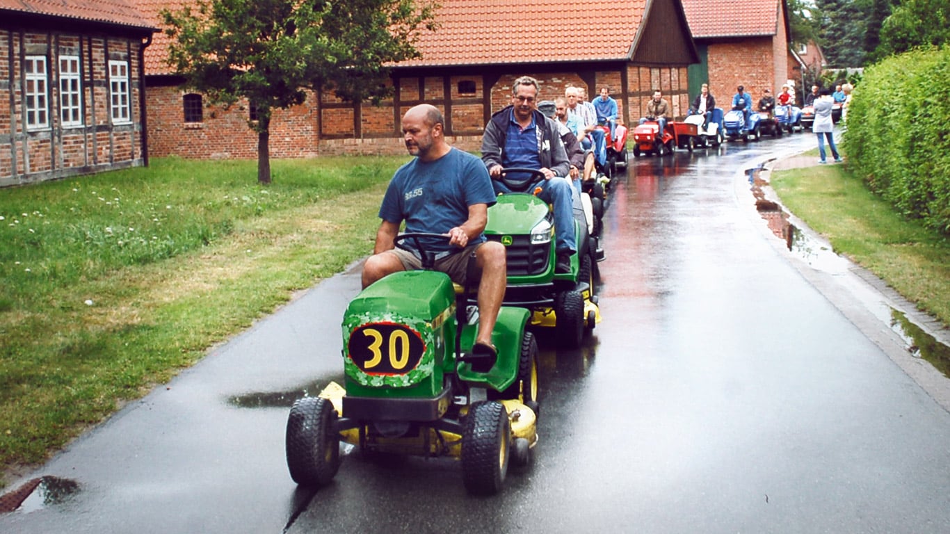 Régi felülős fűnyíró, háztulajdonos, falu, parádé