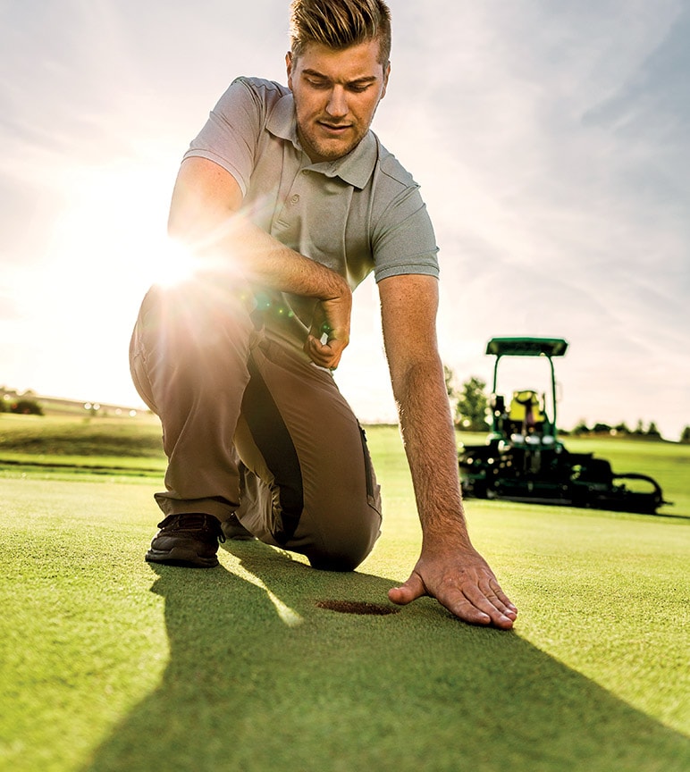 Munka. Jól végezve. Golf- és sportpálya-ápoló felszerelések