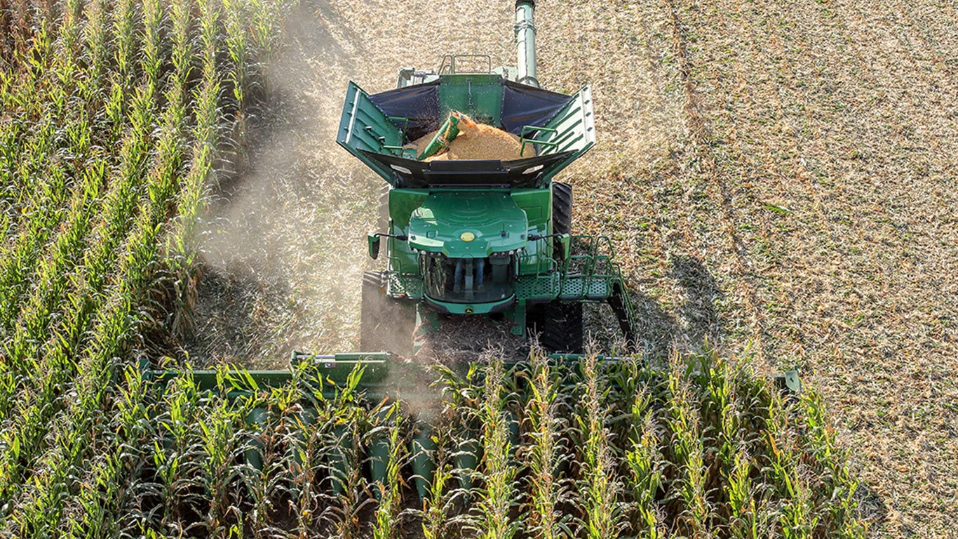 John Deere X sorozatú kombájn kukorica betakarítását végzi.