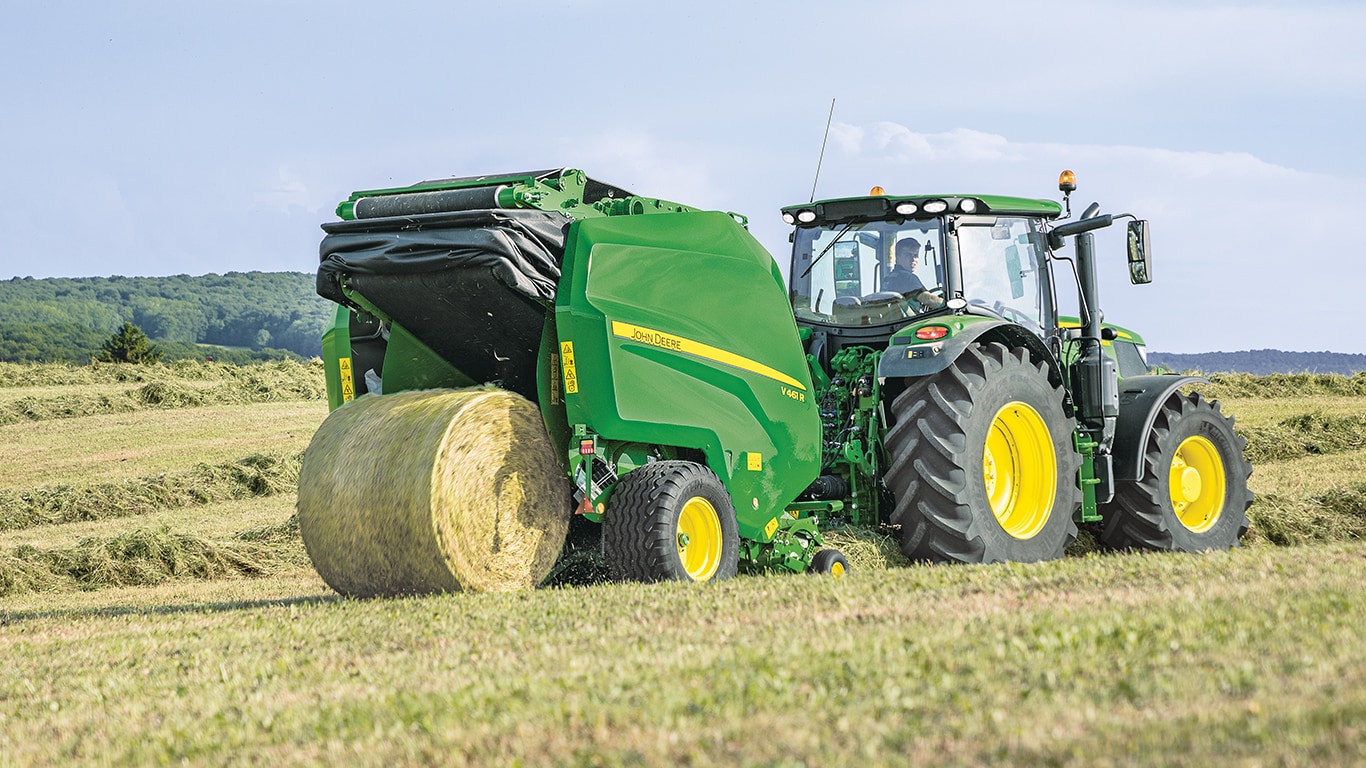 John Deere V461R változó kamrás bálázó 6R traktorral