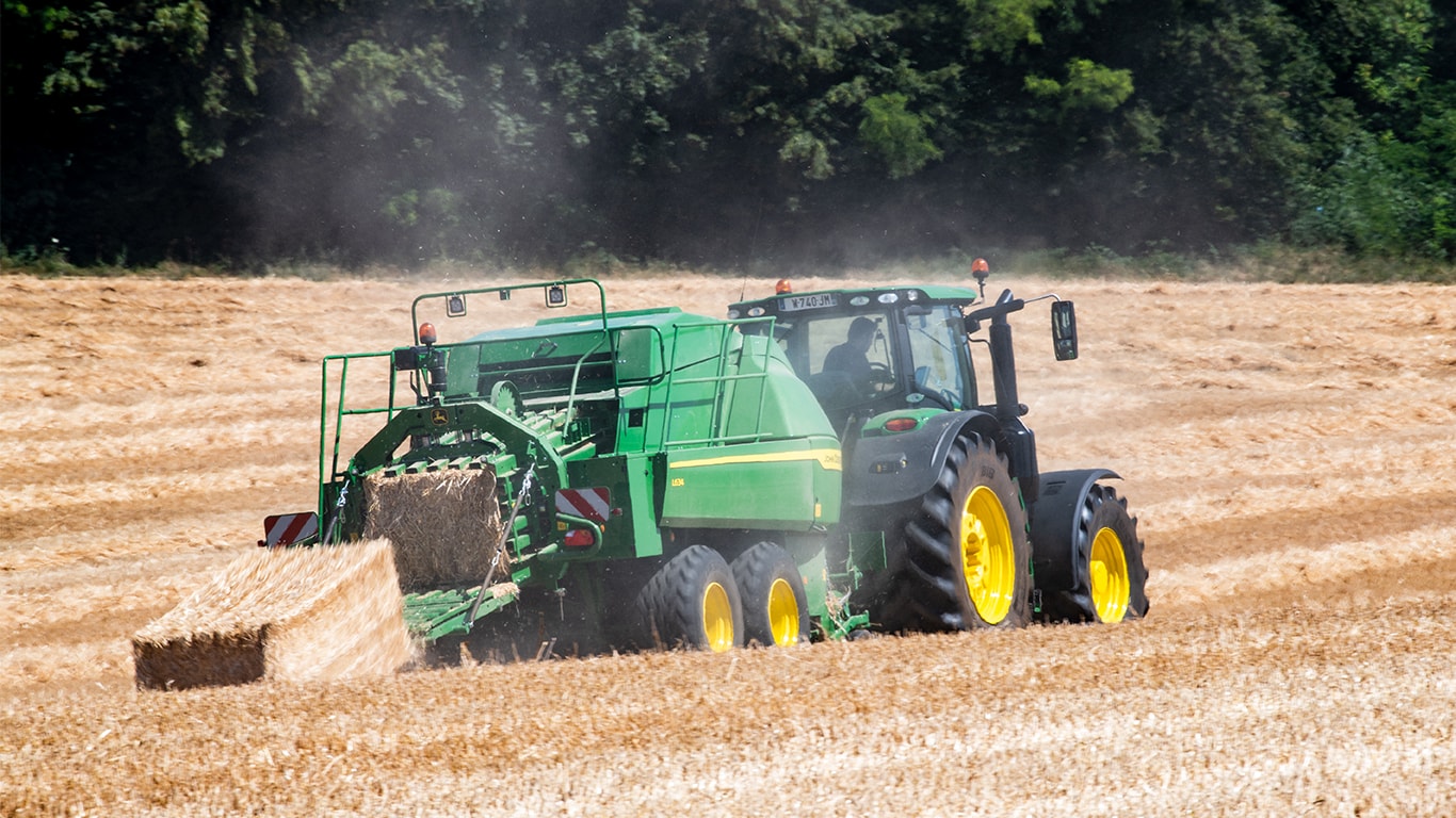 John Deere L634 nagy szögletes bálázó 6R traktorral szalmában