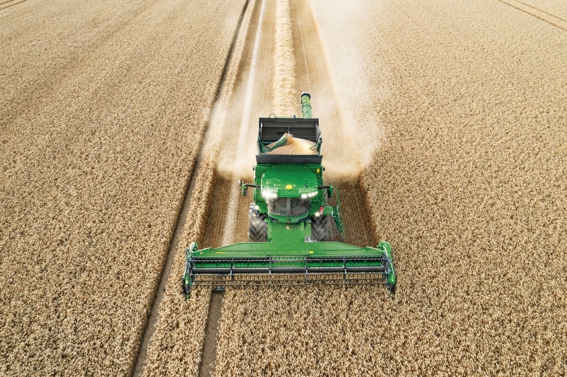 Kombájn betakarítógép ürítéskor, búzatábla betakarításakor, hatékonyan működő adapterrel