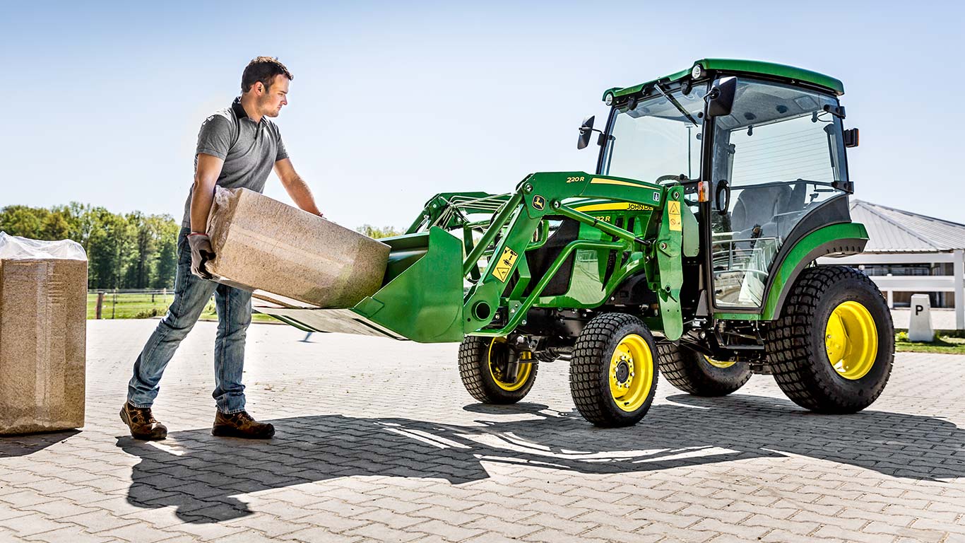 Kompakt többcélú traktor R srozatú rakodóval