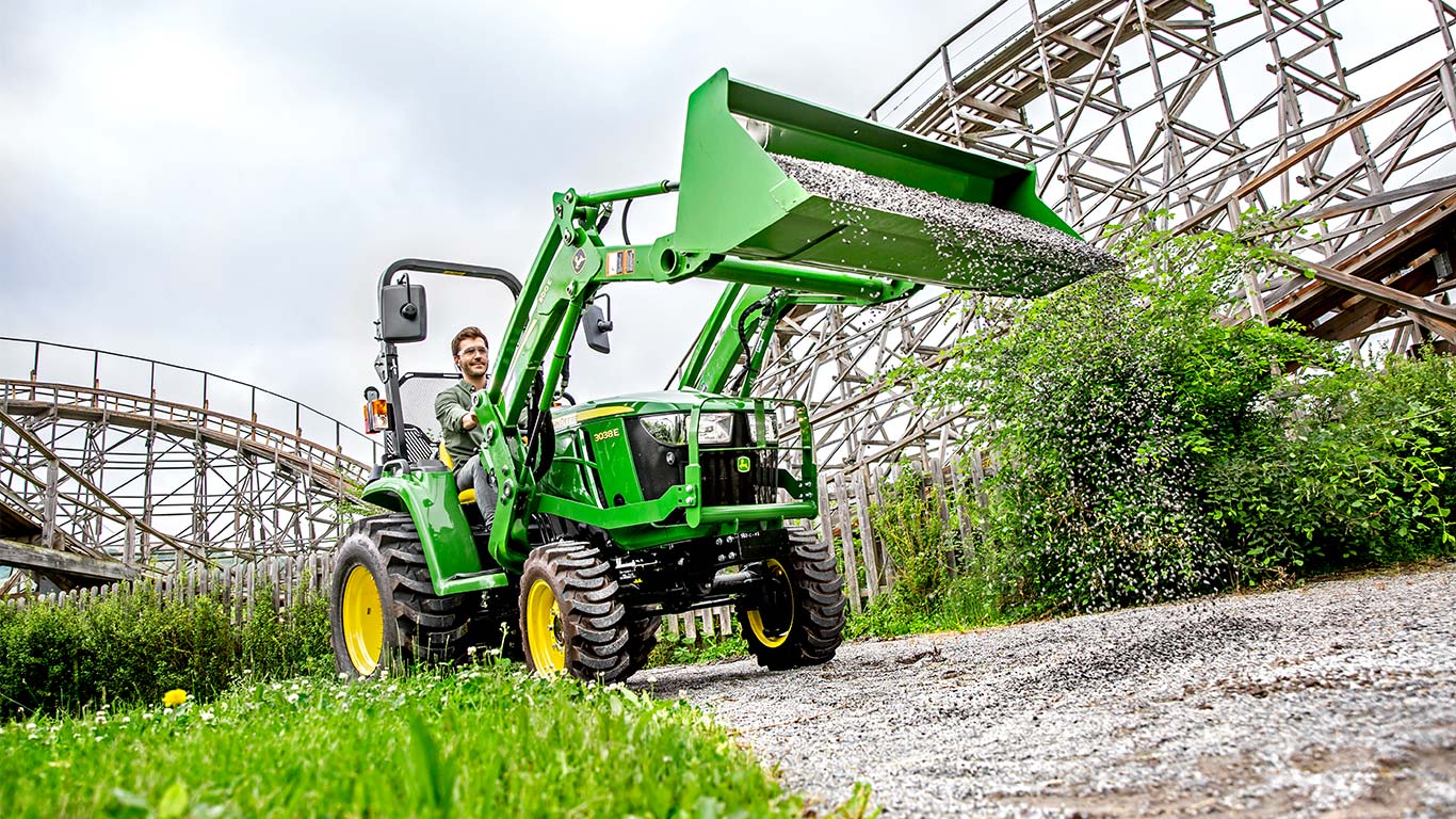 Kompakt többcélú traktor E srozatú rakodóval