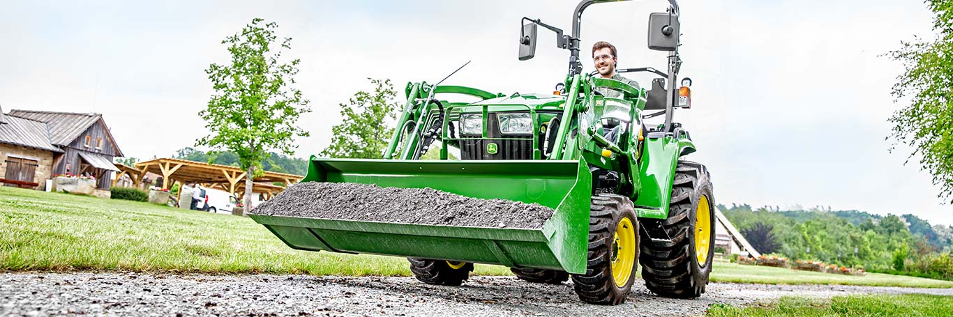 Kompakt többcélú traktor rakodóval