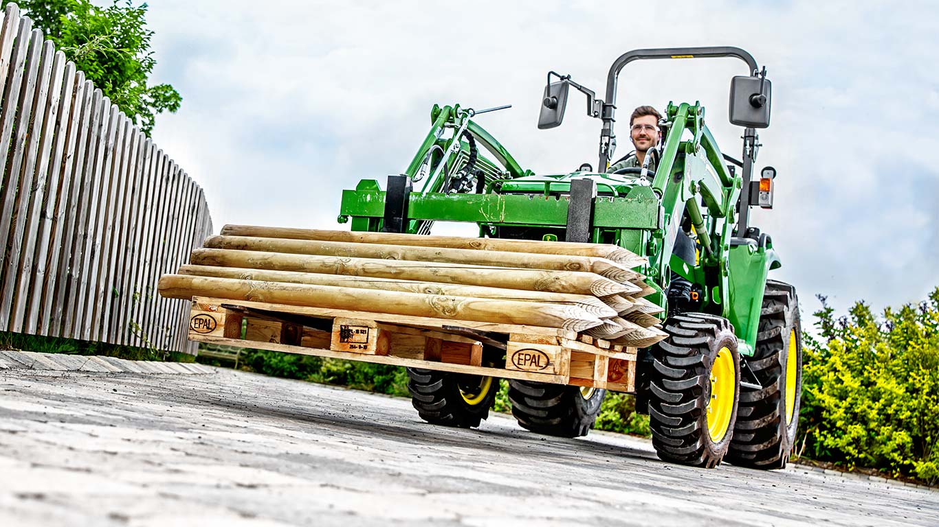 Kompakt többcélú traktor 300E MSL rakodóval