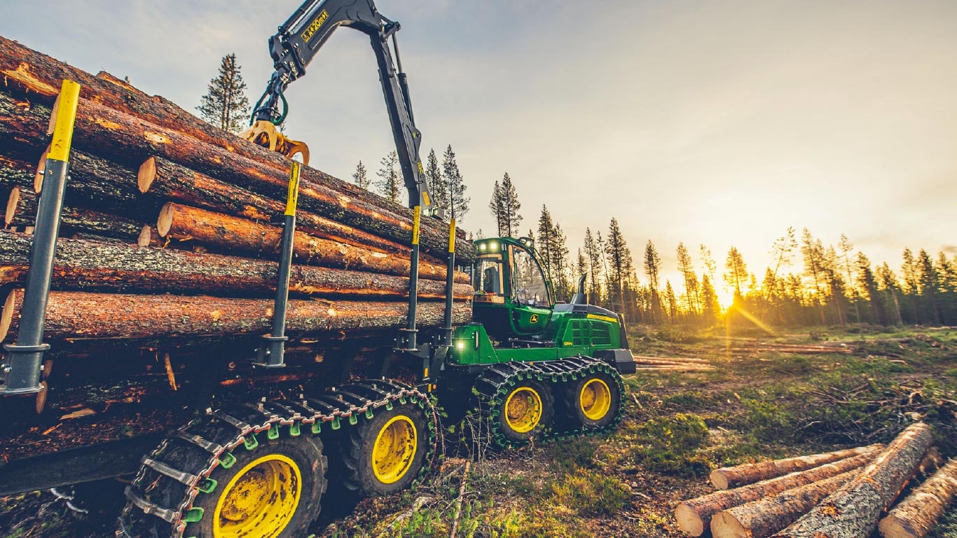 John Deere 1510G fakihordó  berakodása