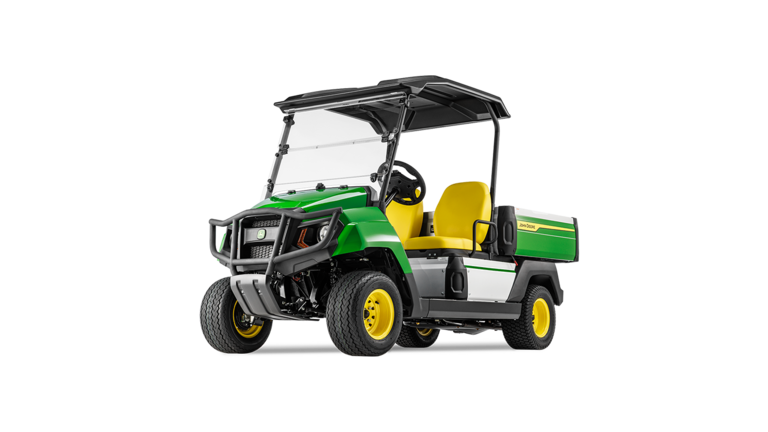 A John Deere Gator GS benzinmotoros többcélú jármű első háromnegyedes nézete, masszív ütközővel és tágas rakfelülettel.