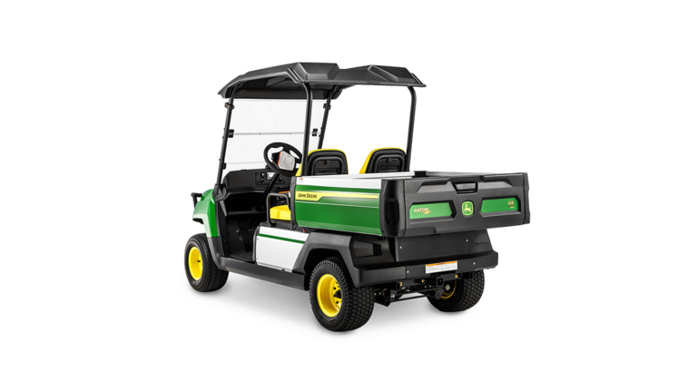 A John Deere Gator GS elektromos modelljének hátulnézete szögből, amely a rakfelületet és a fekete tető alatti dupla ülést mutatja.