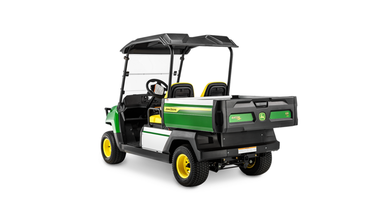 A John Deere Gator GS benzinmotoros modell hátulnézete szögből, amely a rakfelületet, a dupla ülést és a védőtetőt mutatja.