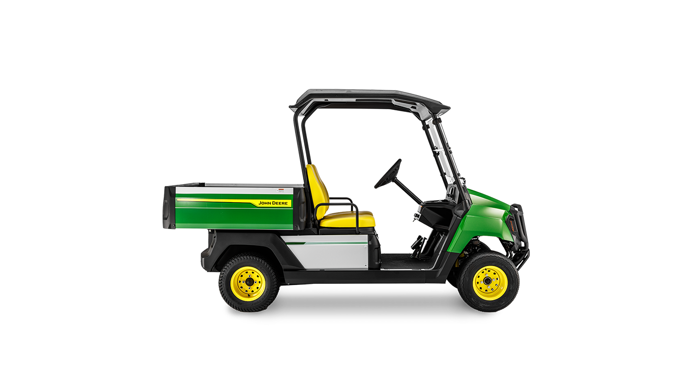 Egy John Deere Gator GS elektromos többcélú jármű oldalnézete zöld karosszériával, sárga ülésekkel és fekete tetővel fehér háttéren.