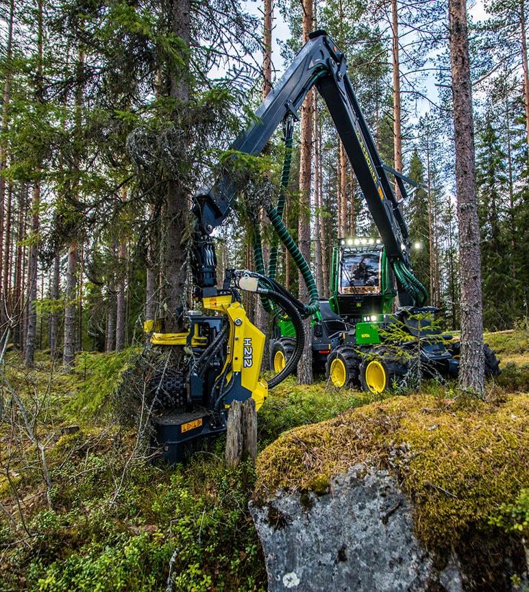 John Deere 1070G és H212 egy erdőben