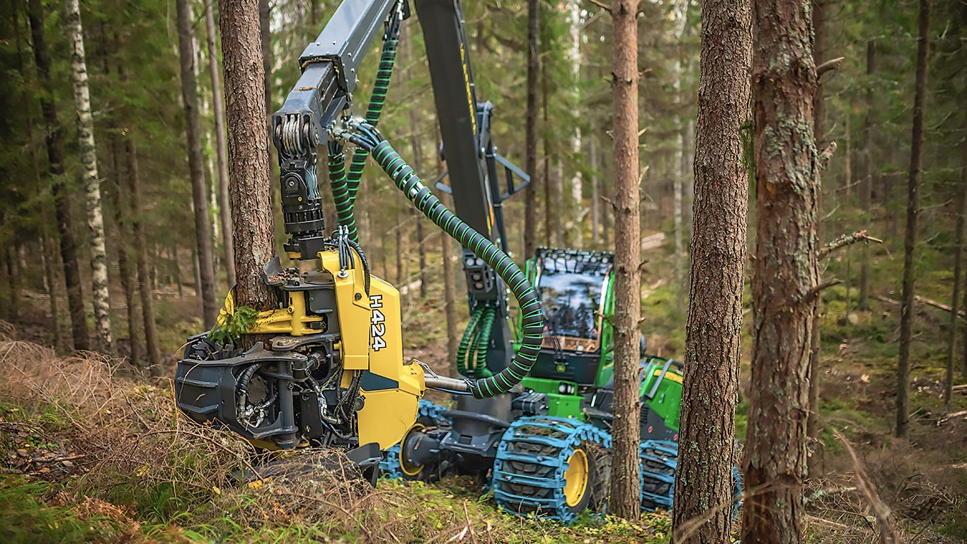 A John Deere H424 betakarítógép-fej működés közben