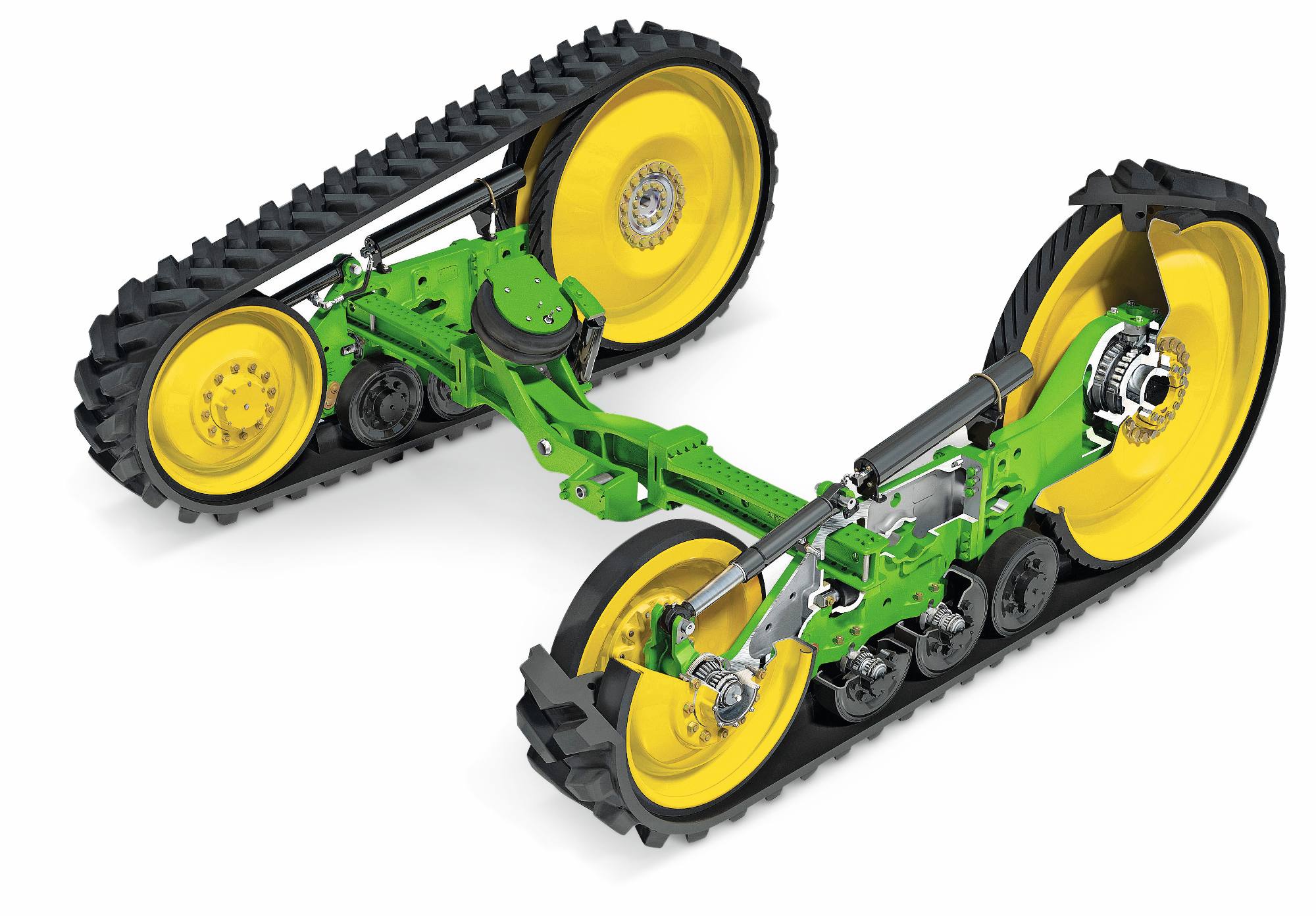 A John Deere traktor gumihevederes szerkezete, felfüggesztő karok és sárga hajtókerekek, fehér műtermi háttéren ábrázolva.