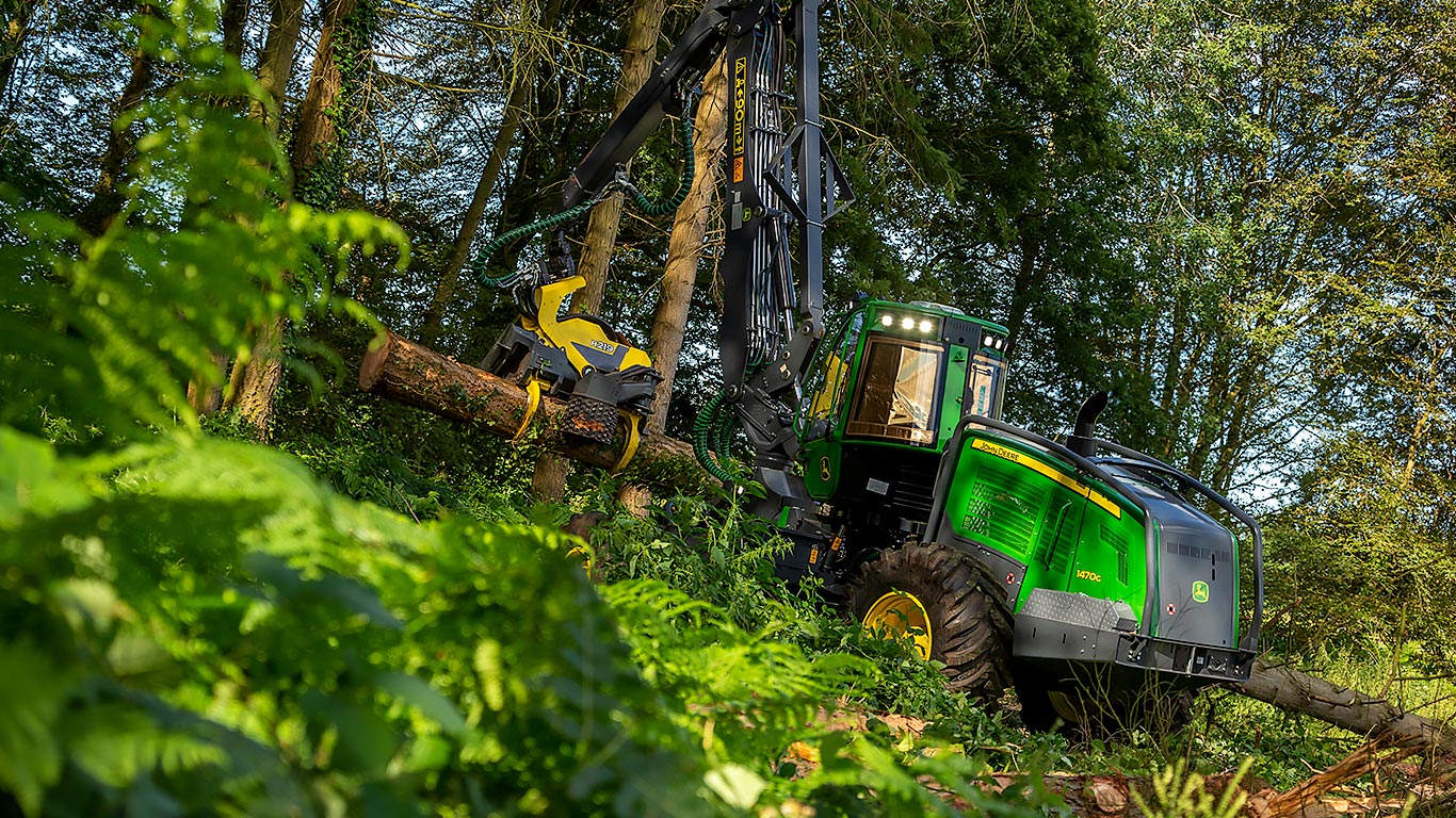 John Deere 1470G H219 betakarítógép-fejjel az erdőben