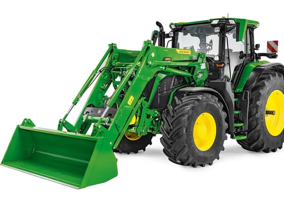 John Deere traktor megnövelt homlokrakodóval és kanállal, a homlokrakodó elérését és emelési magasságát bemutató stúdiókép.
