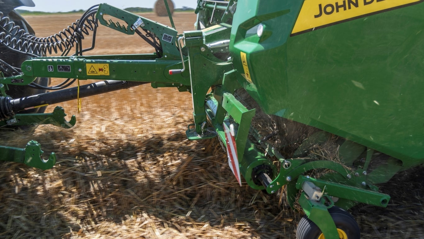 A John Deere VR bálázó nagy teljesítményű rendfelszedője egy óriási szalmarendet szed fel