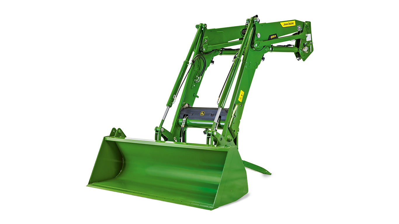 Zöld John Deere traktor felemelt homlokrakodóval, fehér háttér a mezőgazdasági berendezések részletes nézetéhez.