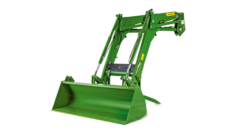 Zöld John Deere traktor felemelt homlokrakodóval, fehér háttér a mezőgazdasági berendezések részletes nézetéhez.